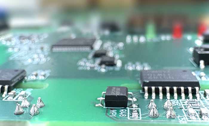 Ручной DIP монтаж выводных компонентов